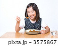 カレーを食べる女の子