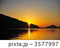 北海道支笏湖の黄金色の夜明け