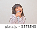 マイクで熱唱する女の子