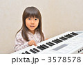 ピアノを弾く女の子