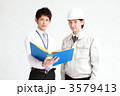 打ち合わせする二人の作業員
