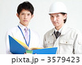 打ち合わせする二人の作業員