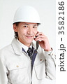 電話する建設作業員