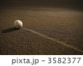 野球場に残された野球ボール 野球場に残された野球ボール
