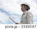 笑顔で立つ現場監督