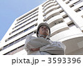 腕組みをする現場監督