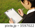 覗きこむ　白紙のクリップボード