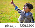 落葉を拾う女の子