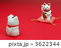 向い合う小さい招き猫