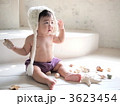 お座りしている赤ちゃん