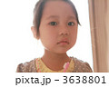 歯ブラシを持ってカメラをみつめる３歳の女の子