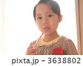 歯ブラシを持ってカメラをみつめる３歳の女の子