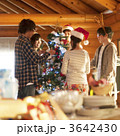 クリスマスパーティーを楽しむ若者たち