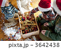 オーナメントを取る子供たちと母親