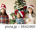 サンタクロースのヒゲを付けた子供たち