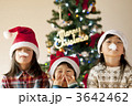 サンタクロースのヒゲを付けた子供たち