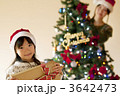 クリスマスプレゼントを持ち微笑む女の子