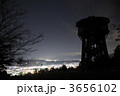 町明かりに照らされて