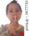 歯ブラシを持った３歳の女の子