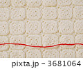手編みのブランケットと赤い毛糸