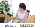 家計簿をつけるシニア主婦