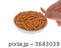 おいしそうな柿の種をつまむ手