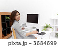笑顔で振り向くビジネスウーマン