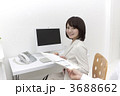 書類を受け取るビジネスウーマン
