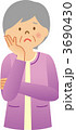 悩む老人女性