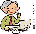 PCを使う老人女性