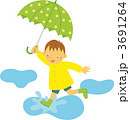 傘、雨具で水たまりを歩く子供