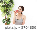 リンゴにかじりつく女性