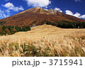 秋の大山と山羊