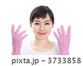 ゴム手袋をした女性