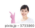 ゴム手袋をした女性