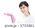 ゴム手袋をした女性