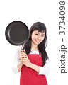フライパンを持った女性