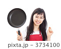 フライパンを持った女性