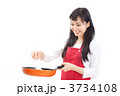 料理をする女性