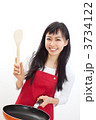 料理をする女性
