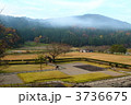 紅葉の朝倉遺跡唐門と復元町並み
