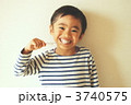 歯磨きする幼児
