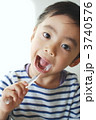 歯磨きする幼児