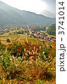 秋。丘の上から白川郷集落を望む(白川郷/岐阜県) 3741014