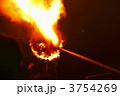 回転する松明　飛び散る火の粉