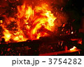 回転する松明　飛び散る火の粉