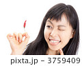 とうがらしと女性