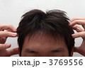 頭を抱える男性