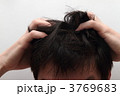 頭を抱える男性