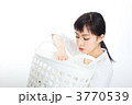 洗濯する女性